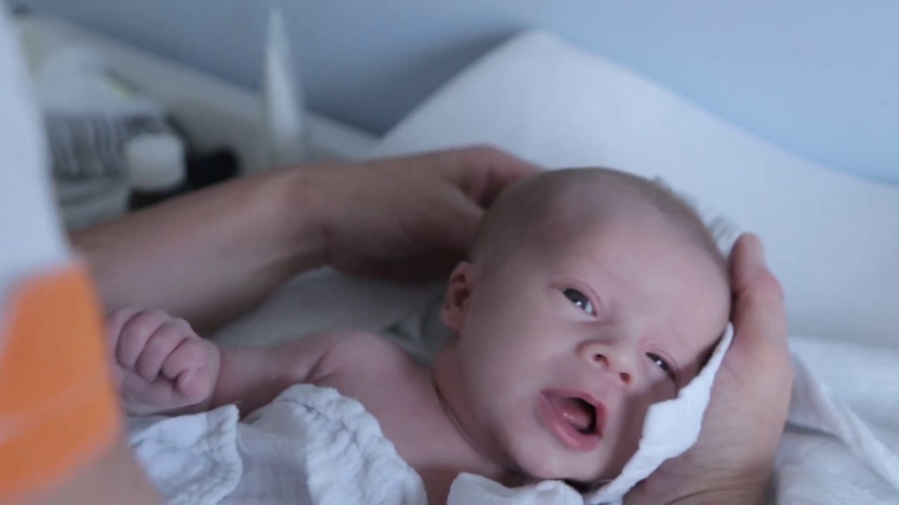 Hoe doe je je baby in de Tummy tub?