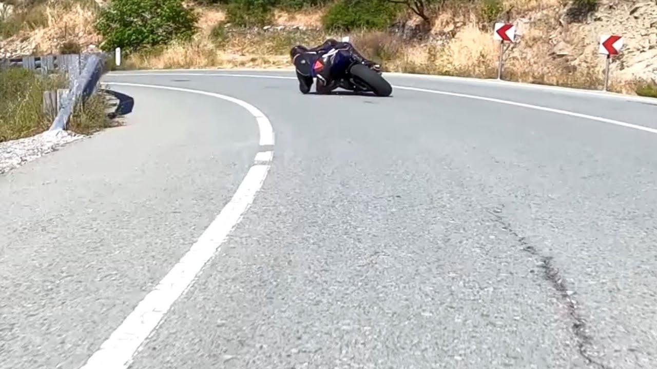 Ducati Panigale - Yamaha R6 - Chasing SuperBike Racer