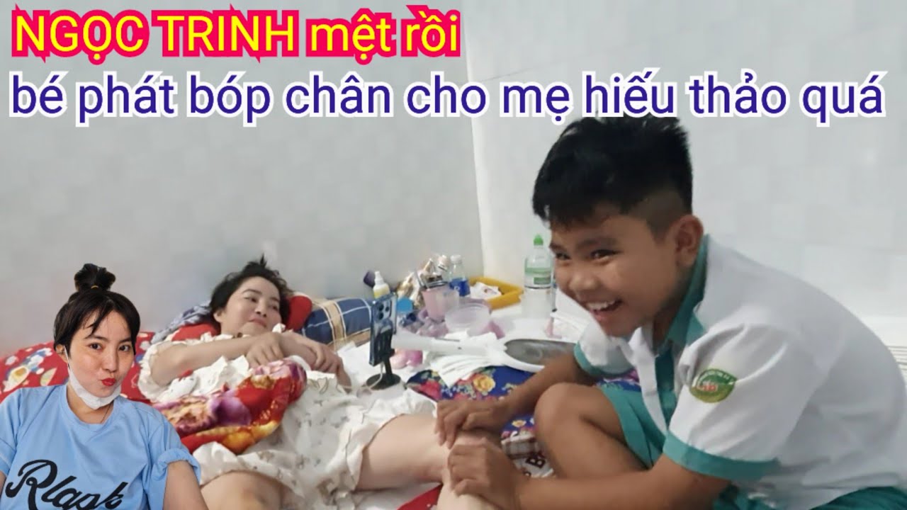 NGỌC TRINH mệt rồi bé phát con của ngọc trinh bóp chân mẹ mau sớm đi lại để nuôi con