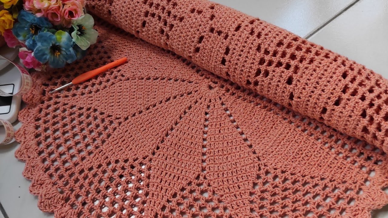 MEGA TAPETE OVAL FLORAL EM CROCHÊ FILÉ (APRESENTAÇÃO) MODELO NOVO