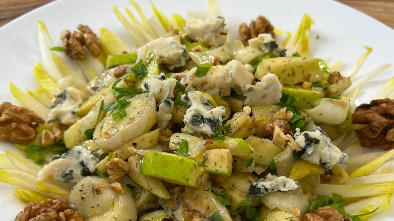 Salată de andive, cu măr, nuci și brânză Roquefort! Nu ați mâncat ceva atât de delicios!