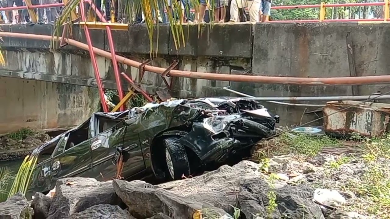 Mobil Inova Terjun Bebas Kebawah Jembatan Samadua - Banda Aceh 