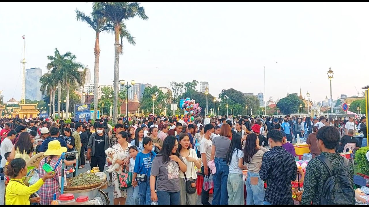 Chaktomuk Walk Street on Weekend, Phnom Penh, Cambodia, Noodles, Squid, Seafood, Fruit, Cake, & More
