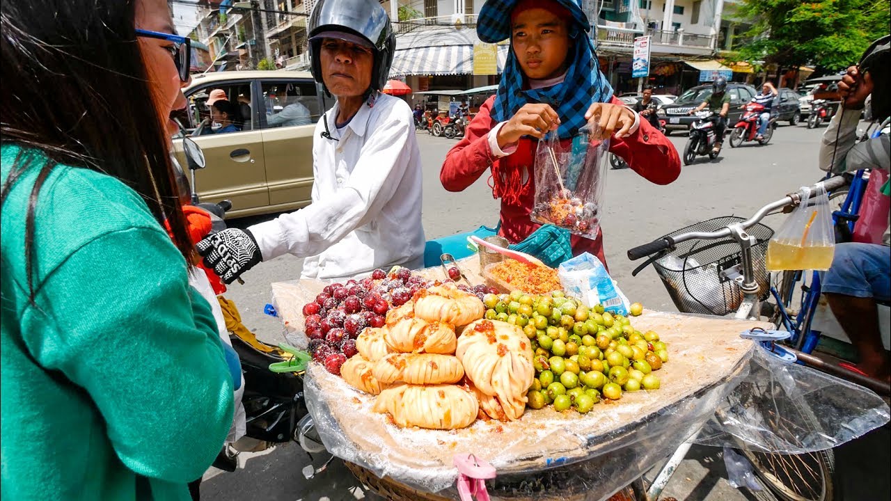 Cambodia Street Food - Authentic KHMER CURRY FEAST and Vietnamese Pho in Phnom Penh!