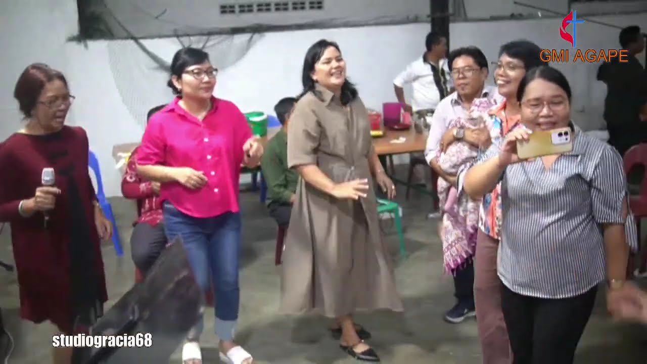 Semangat Amang Pendeta membuat Ibu-Ibu berjoget ria