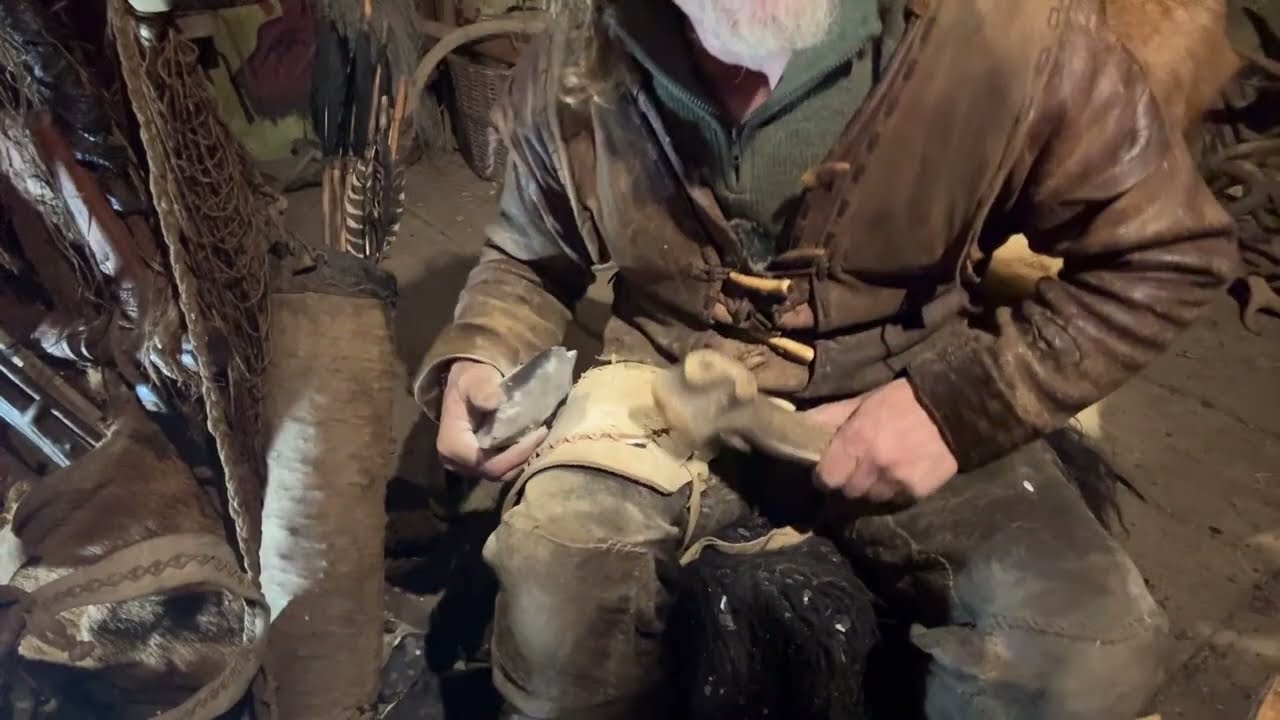 Изготовление толстого кремневого топора | Прямая трансляция из «Земной хижины»
