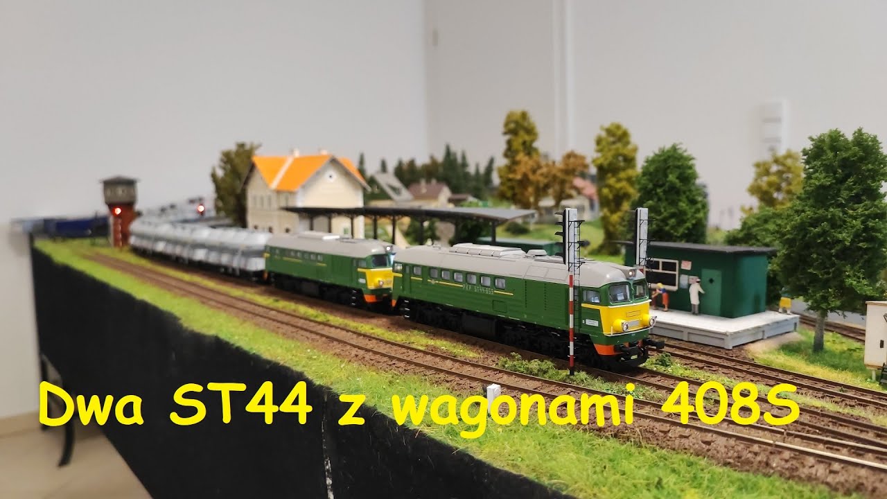Na makiecie: Dwa ST44 z wagonami 408S