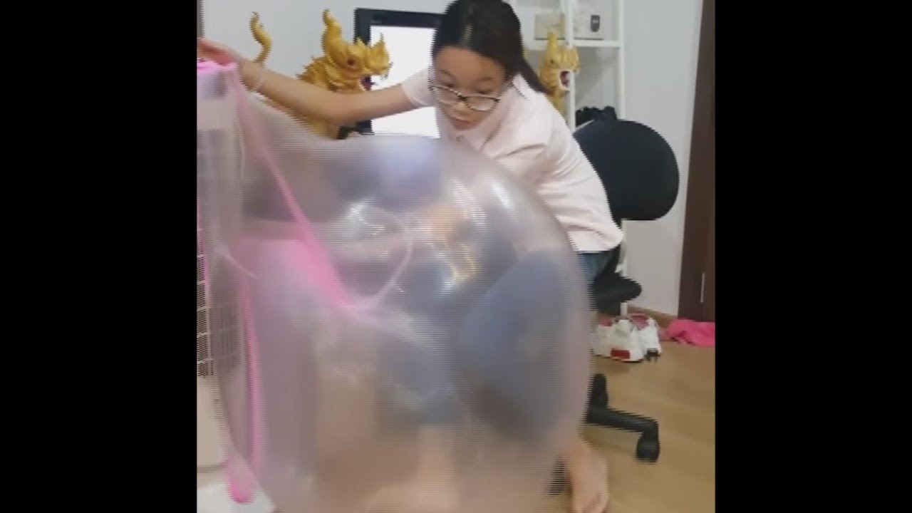 Bubble Gum Challenge, blow the biggest bubbles