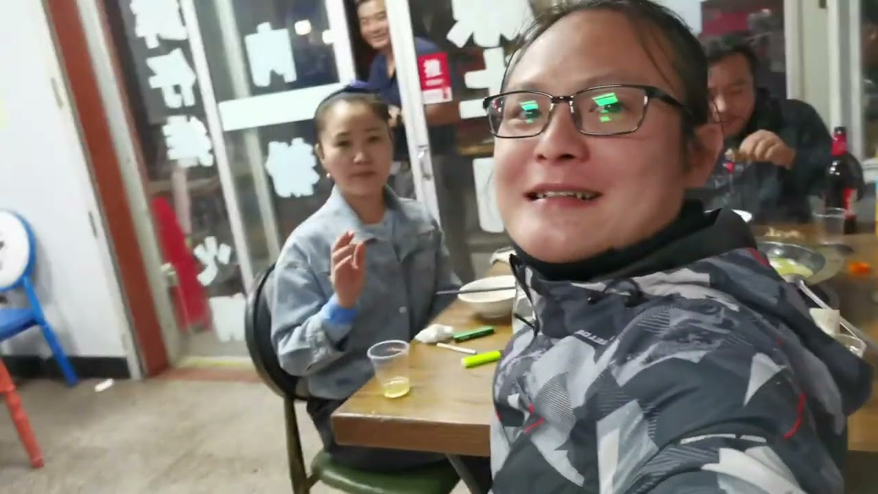 横店影视城天气冷了，老司机请凤姐378小哥们吃大餐，非常丰盛