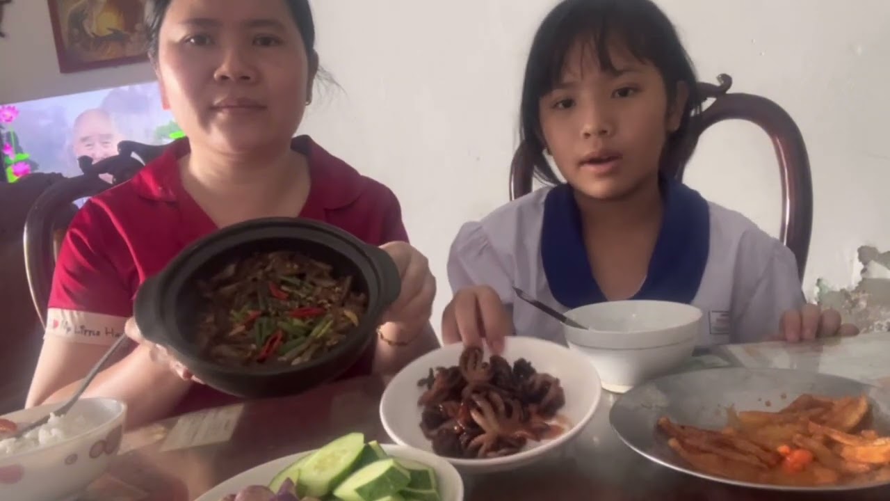 Vlog 20 : cá lòng tong kho tiêu chấm cùng rau sống hoặc dưa leo ngon hết sảy #xuhuongyoutube #food #