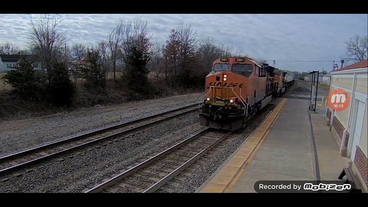 BNSF 3961 & 5168 Intermodal Train 