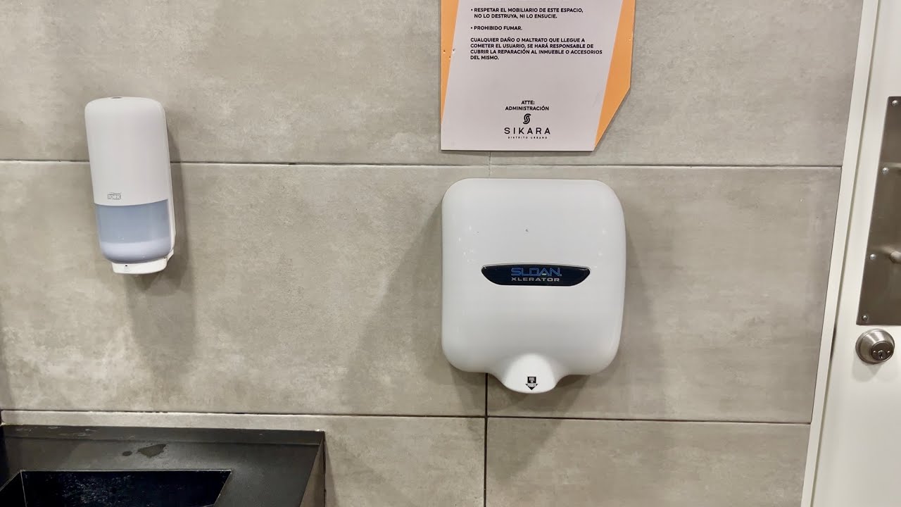 Сушилка для рук Sloan Xlerator в районе Sikara District Urbano в Монтеррее, Мексика.