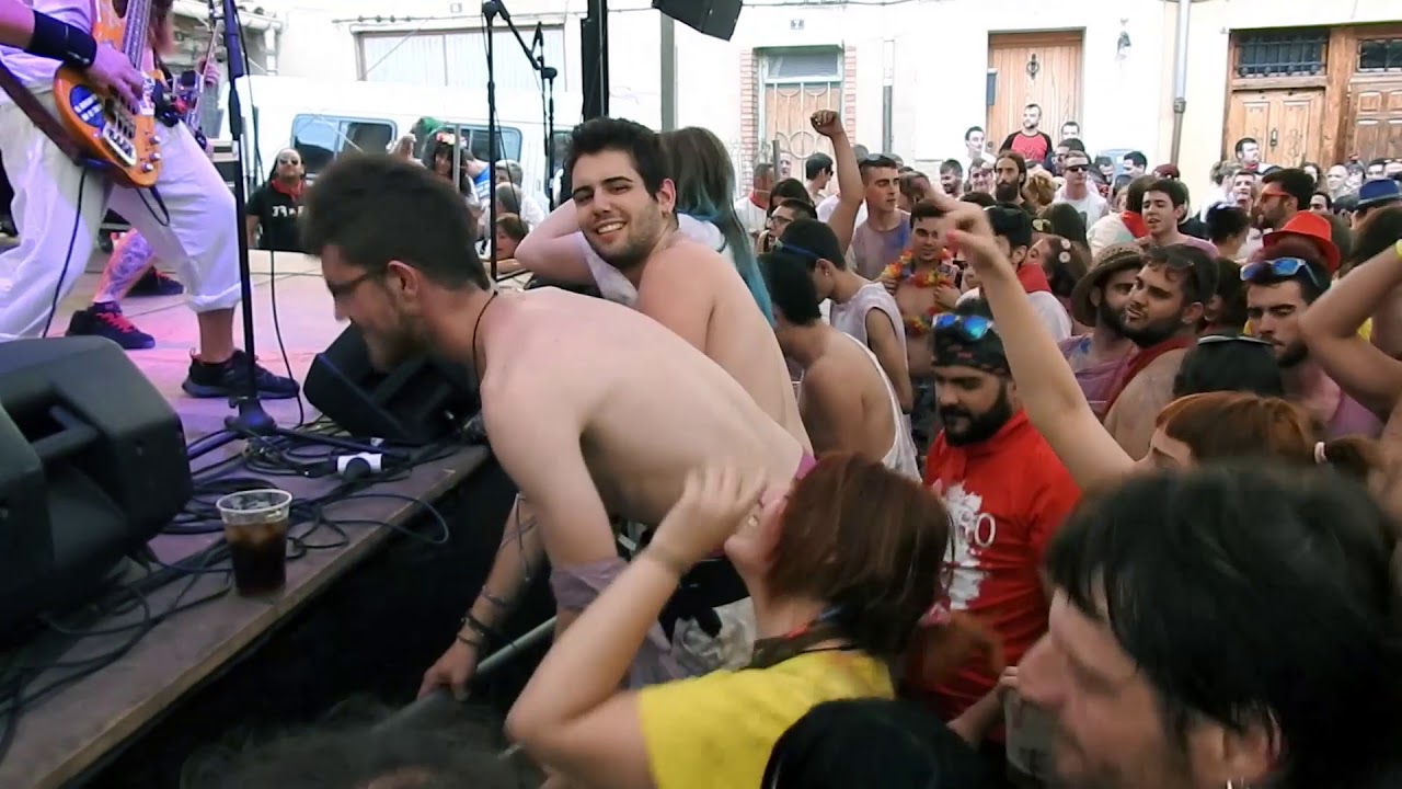 10 Sangre en la manifestación - Azero - made in Vaquillas