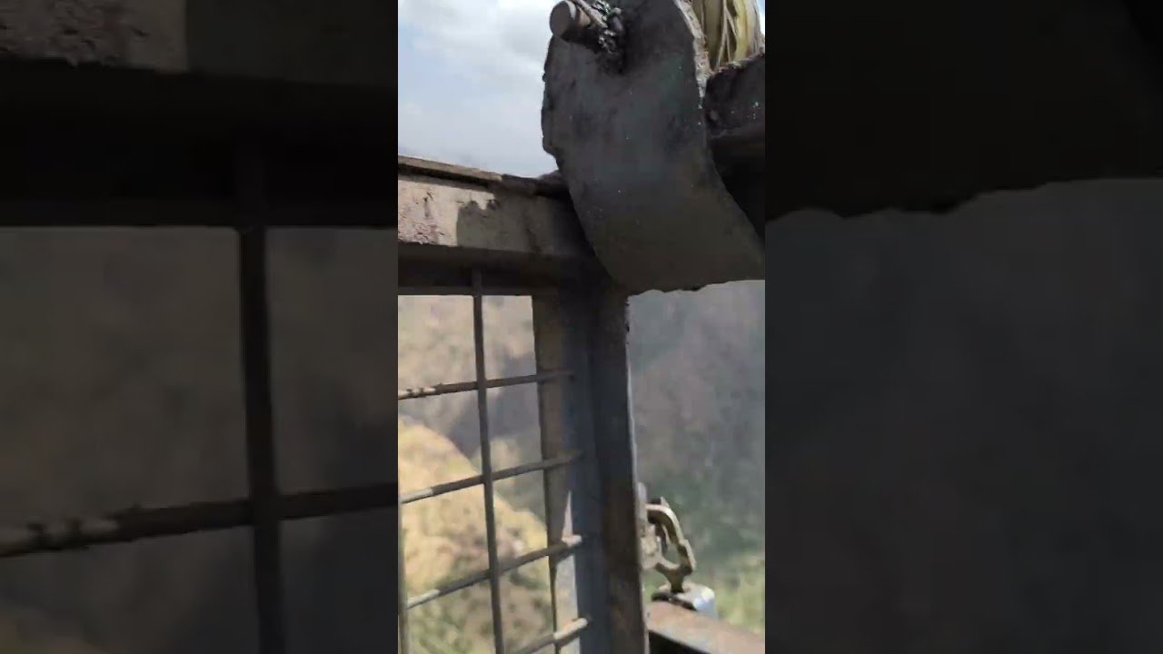 تصوير جوي اثناء نزول التلفريك من قمة جبل عزلة الاثلوث وصاب العالي