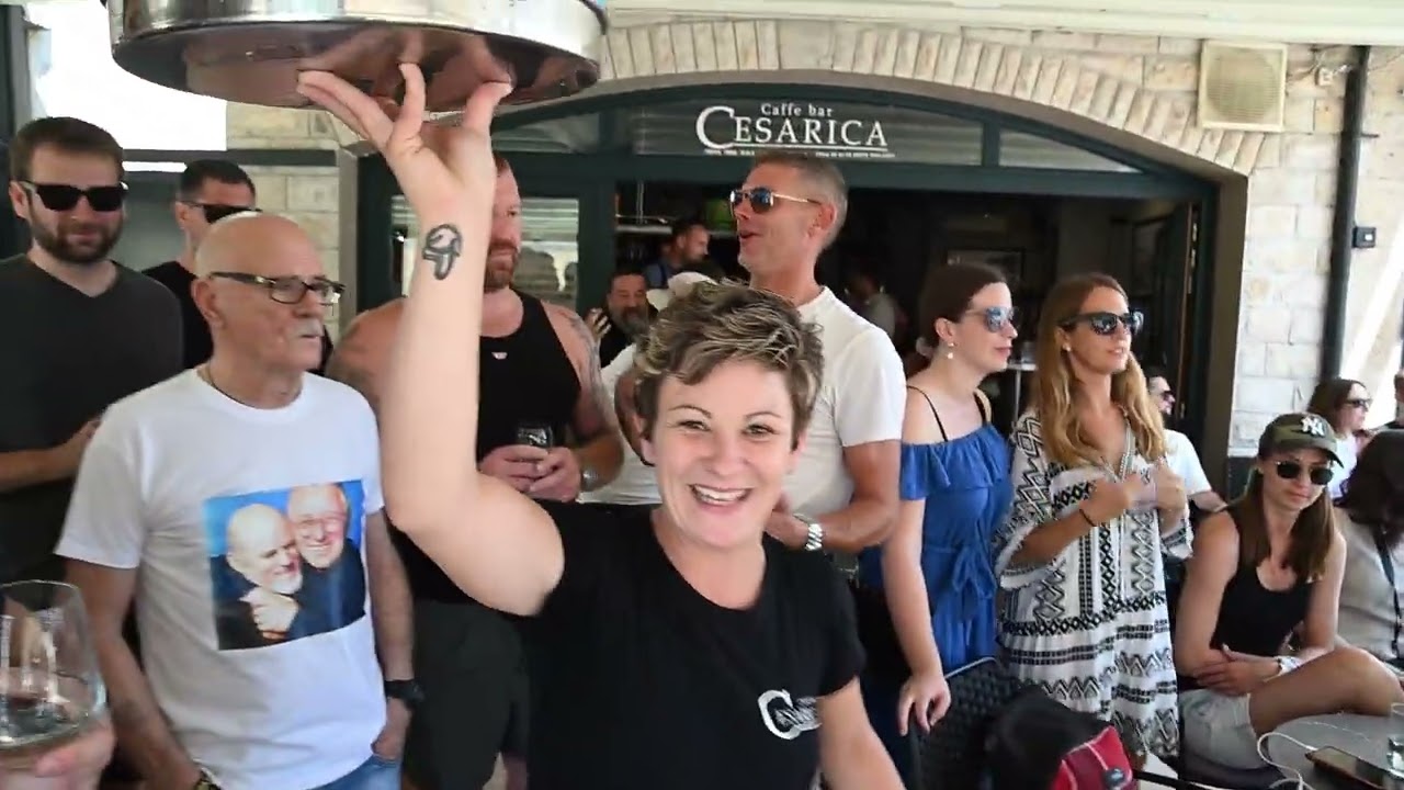 Atmosfera u kafiću Cesarica pred večerasnji koncert Trag u beskraju