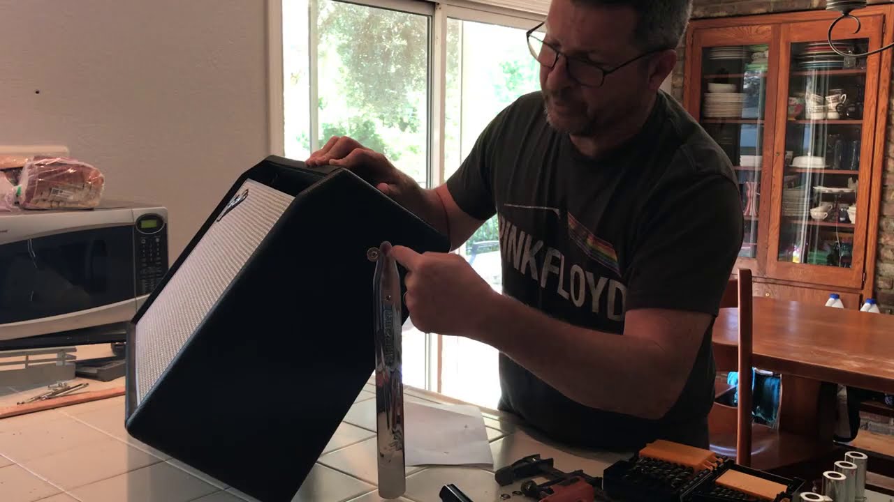 Fender Deluxe Reverb tilt back legs installation