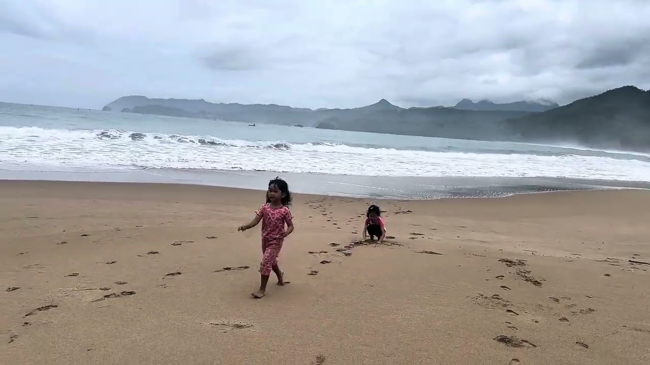 BERMAIN DI PANTAI PACITAN #pantai#anak#bermain#berenang