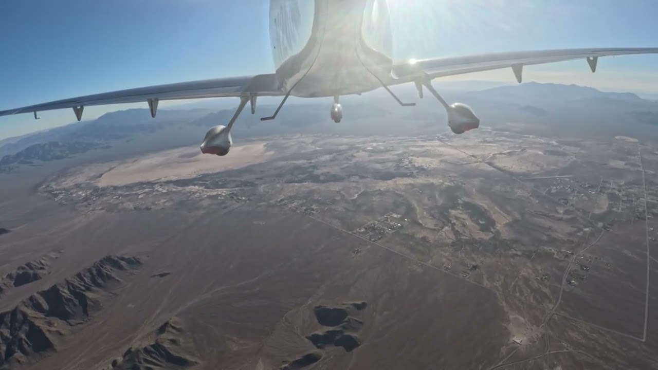 11 minutes of desert flying - Cirrus SR-22