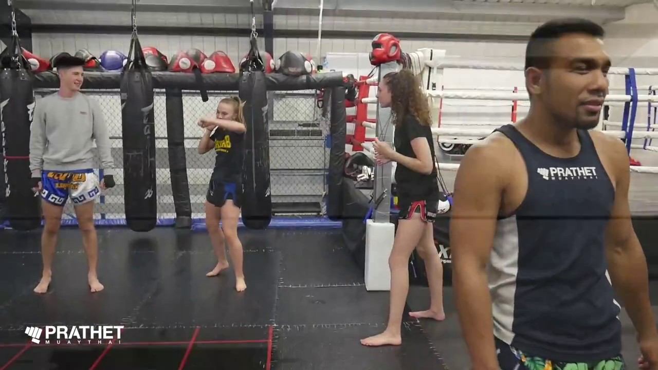 Lady Muay Thai fighter - Training with Prathet Sor Tanikul / นักสู้หญิง