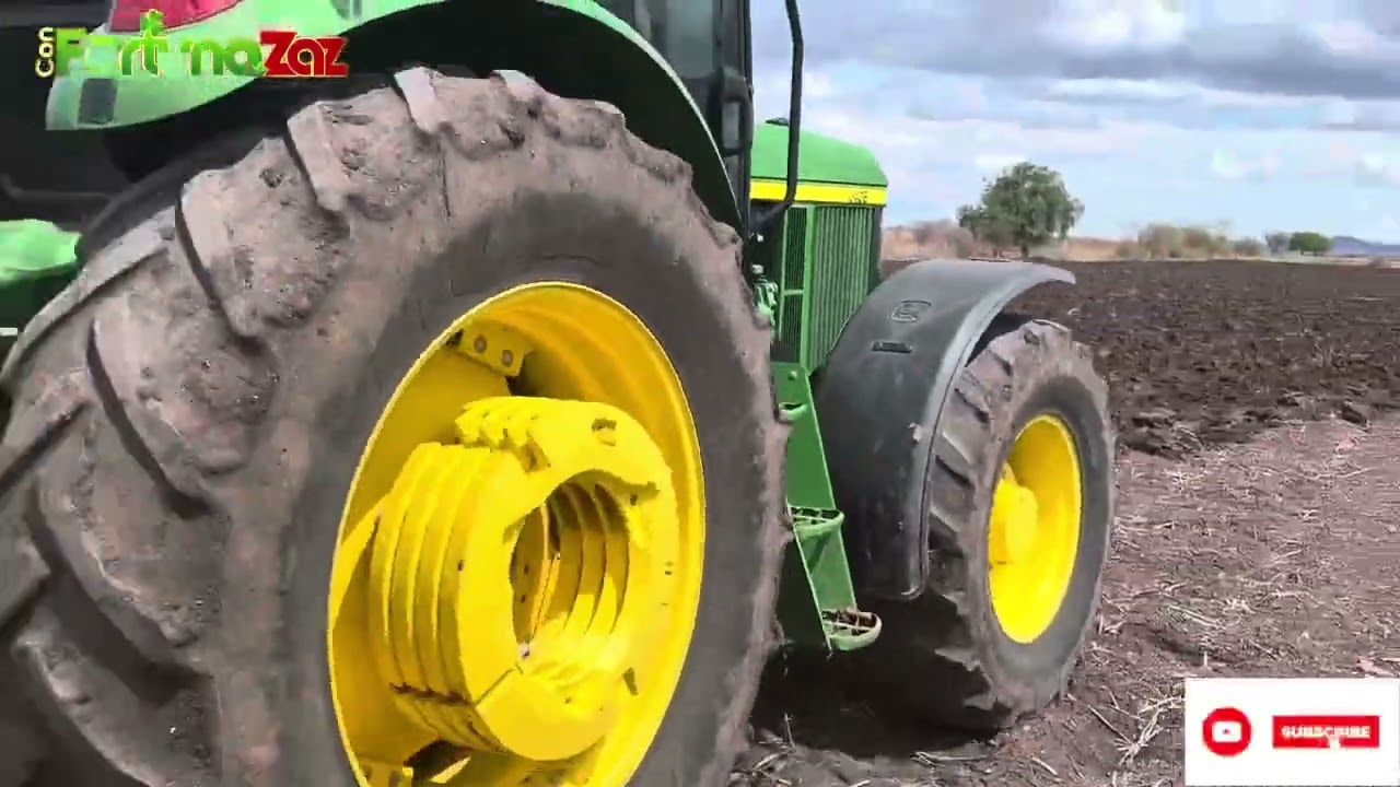 Aquí andamos trabajando con un tractor John Deere 6403 de 4 cilindros y de 105 caballos de fuerza .
