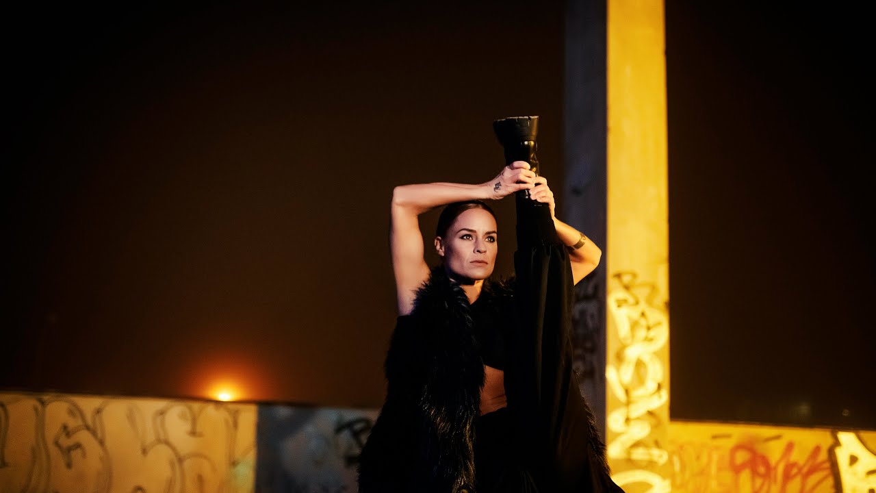 ENTHRALL/ ANET ANTOSOVA (CZE)