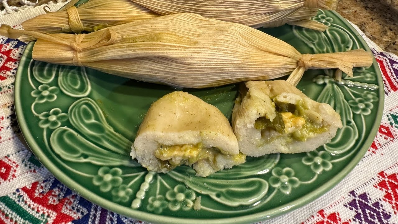 TAMALES DE RAJAS CON QUESO Y SALSA VERDE 