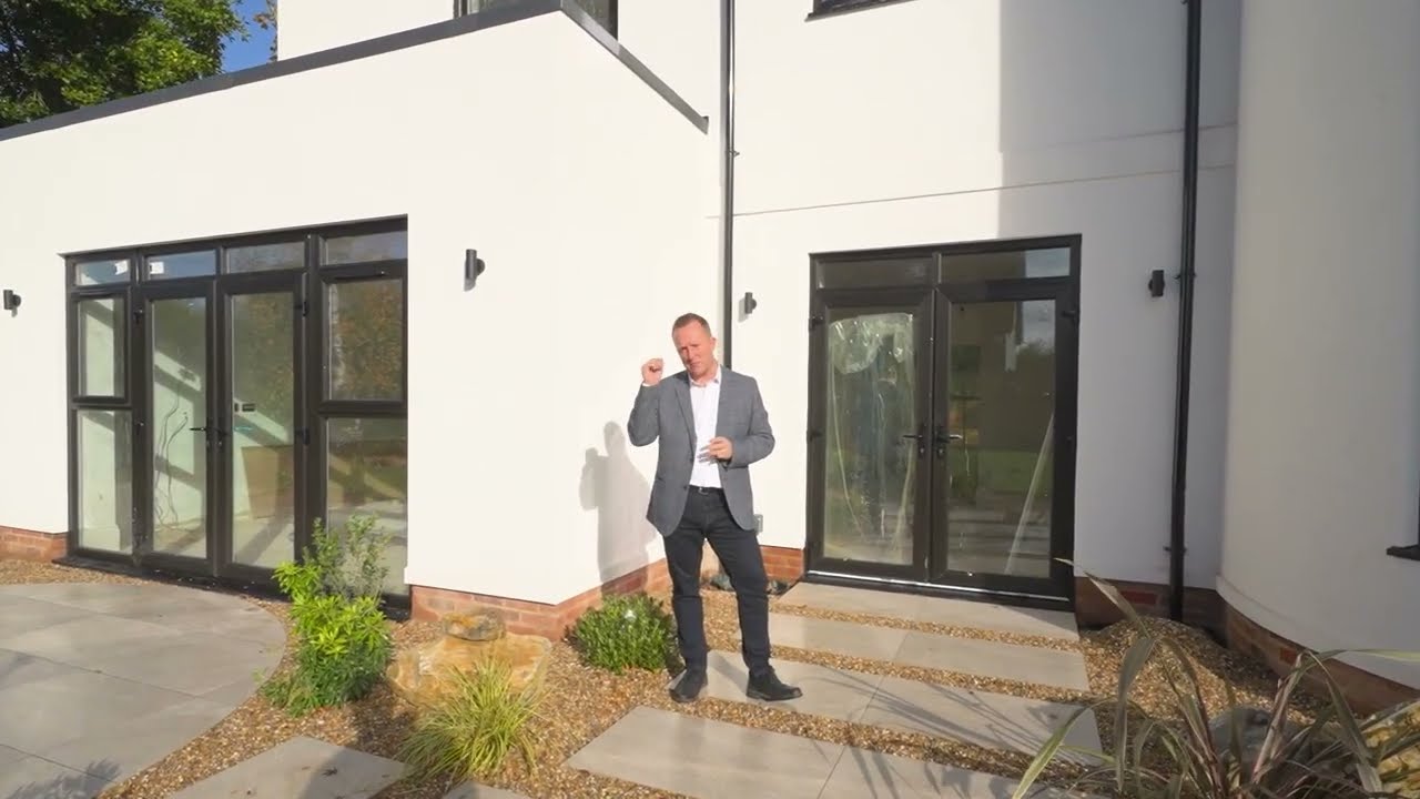 Saltwood Manor, Sandling Road, Saltwood, Hythe, Kent, CT21 4QJ