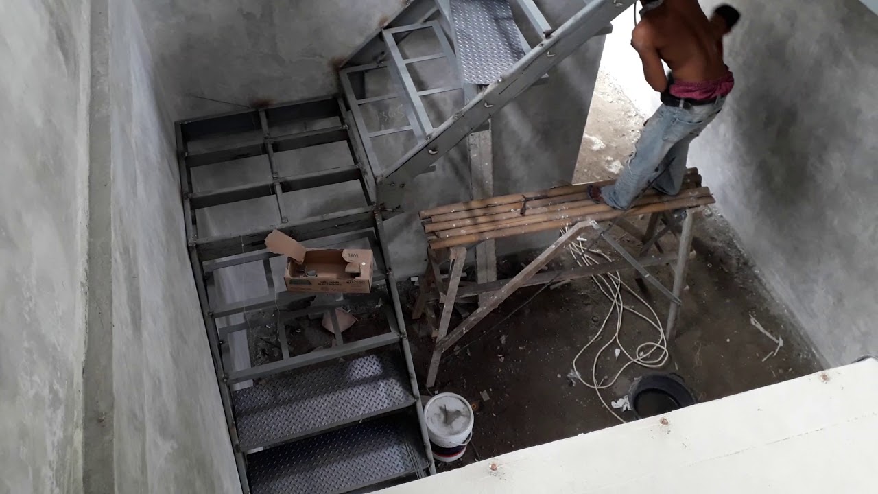 Proses pemasangan konstruksi tangga besi