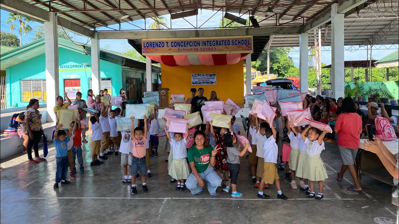 Distribution of school supplies for the children of Tagpore elementary School , Philippines ♥️♥️♥️