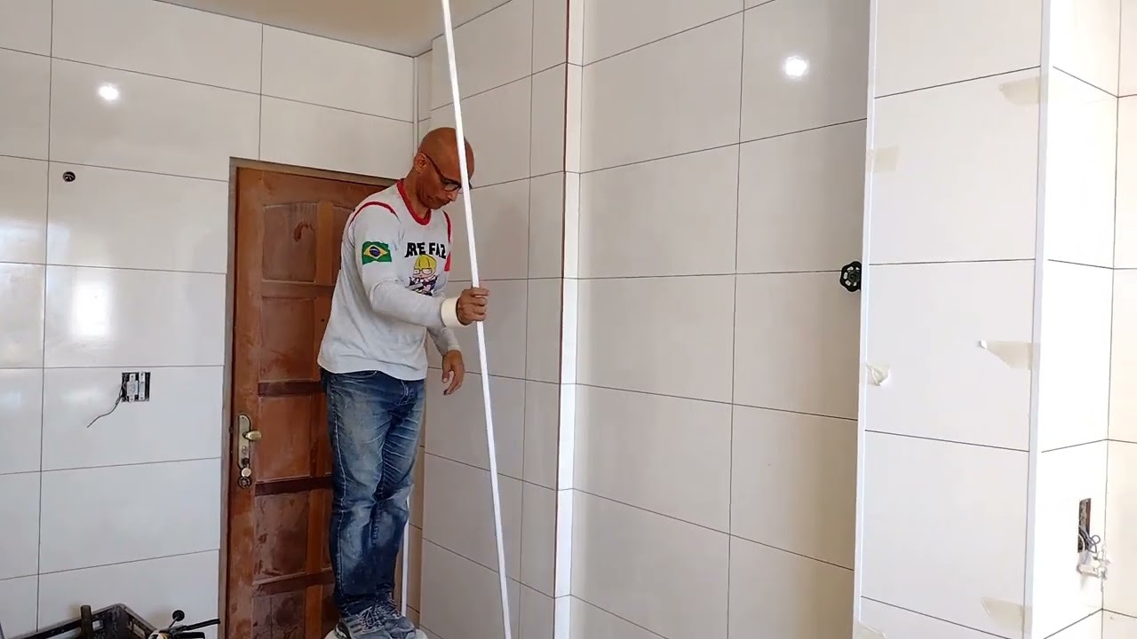 cantoneira de alumínio coladas nas quinas do revestimento cerâmico com silicone