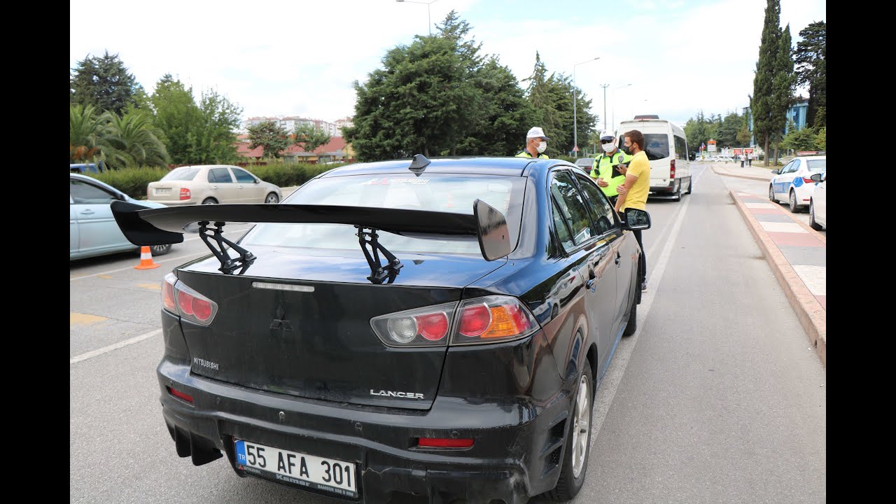 Trafik polisleri modifiyeli ve abartı egzozlu araba avına çıktı