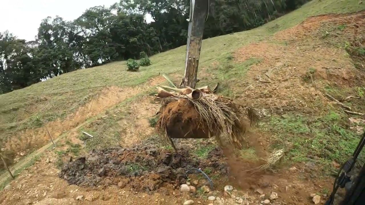 Escavadeira reformando lagoa parte final mumuuuu