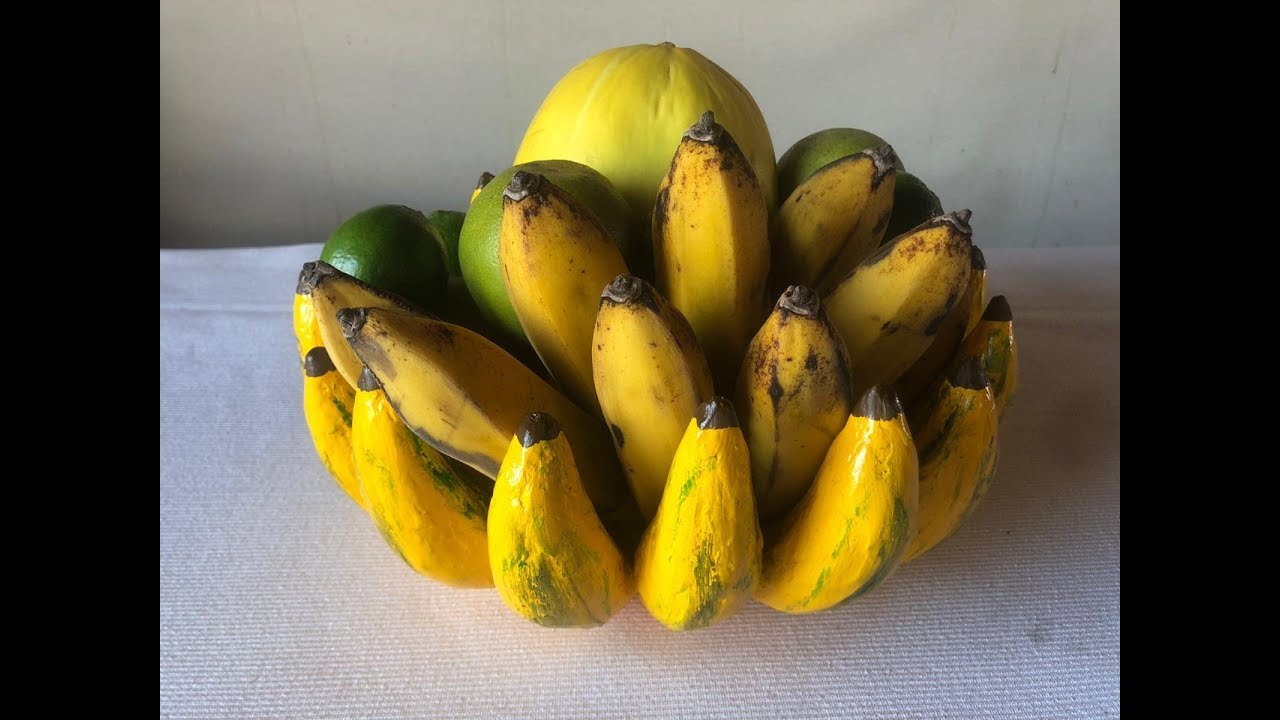linda fruteira em formato de banana