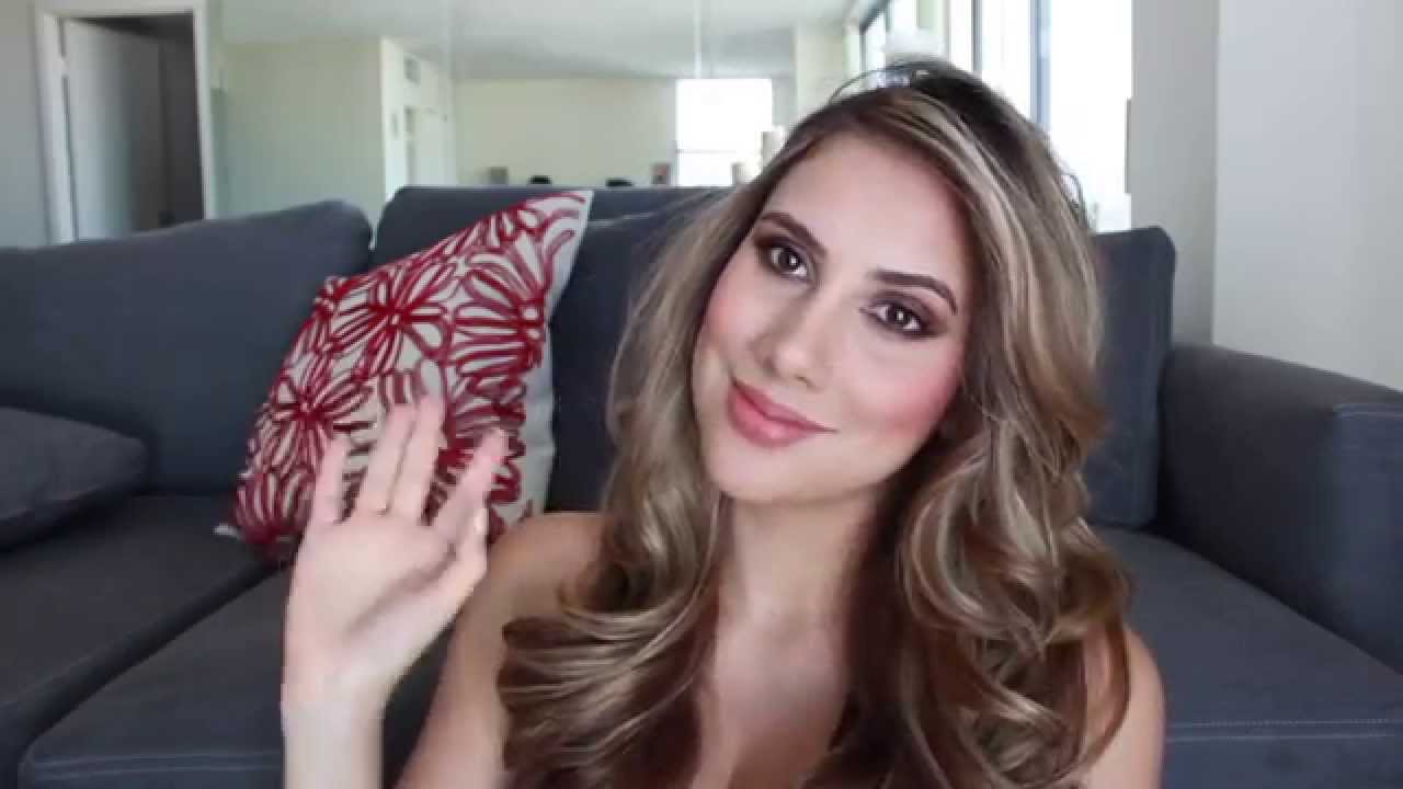 Romántica y sensual para una cita, peinado y maquillaje.