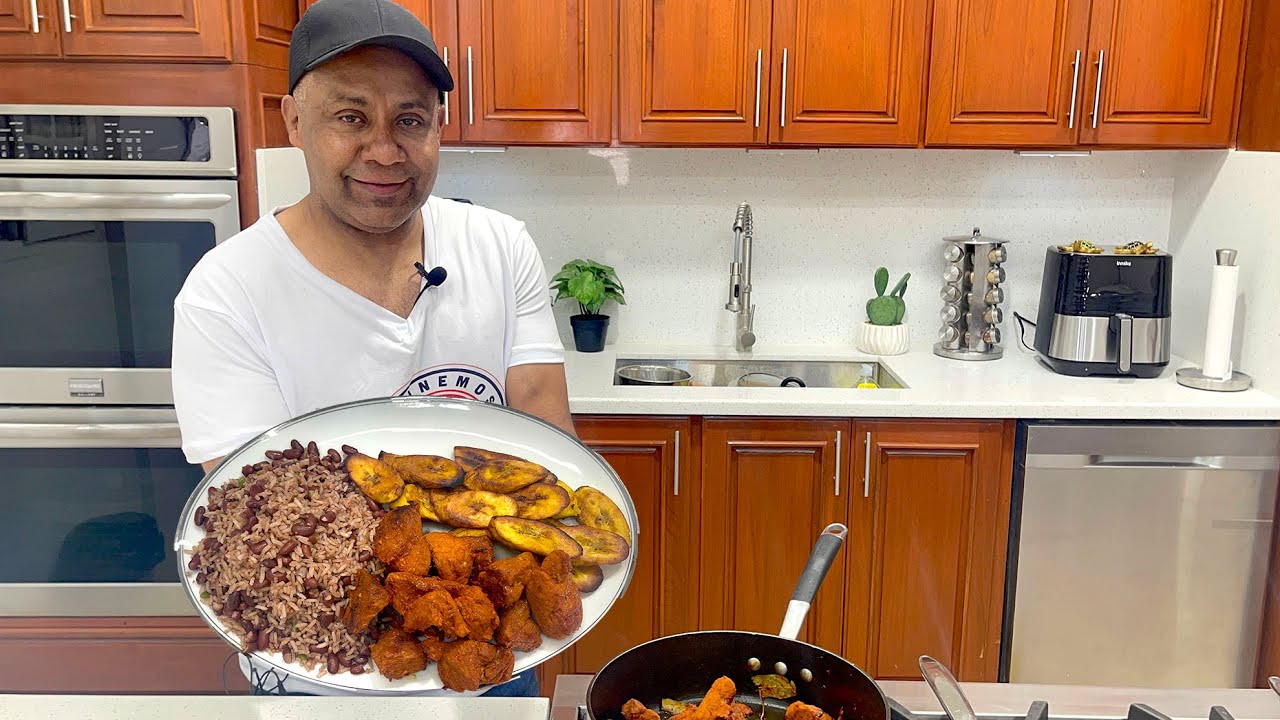 Cerdo tapado con gallo pinto y maduro frito. Comida Nicaragüense.
