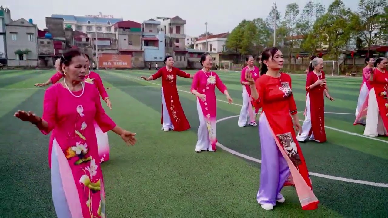 Chị em thôn Thịnh Vượng đồng diễn dân vũ mùng 8/3/2026 tại sân bóng Trường THPT Ba Đình 💐💐💐