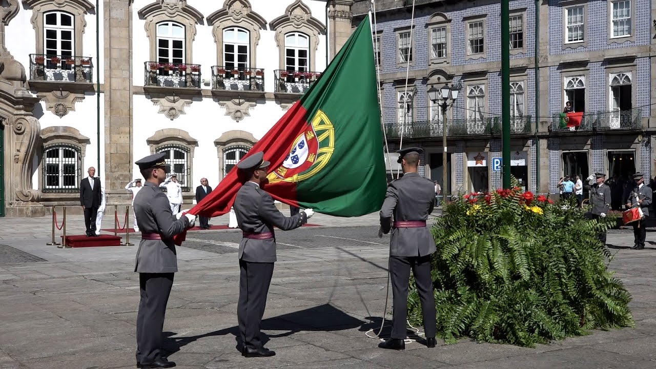 Cerimónia Militar do Içar da Bandeira Nacional no início do Dia de Portugal em Braga
