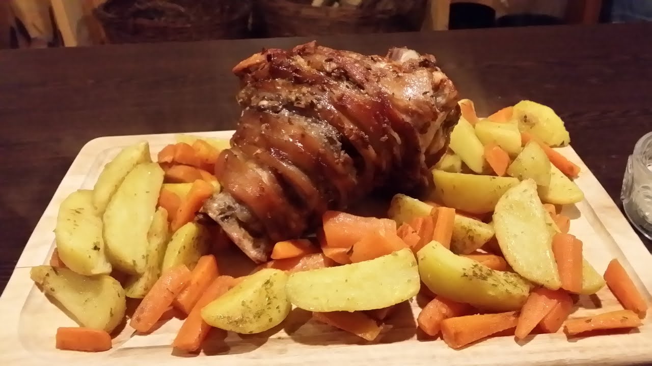 knusprige Stelze mit Kartoffel/Karottengemüse und Sauerrahmgurkensalat