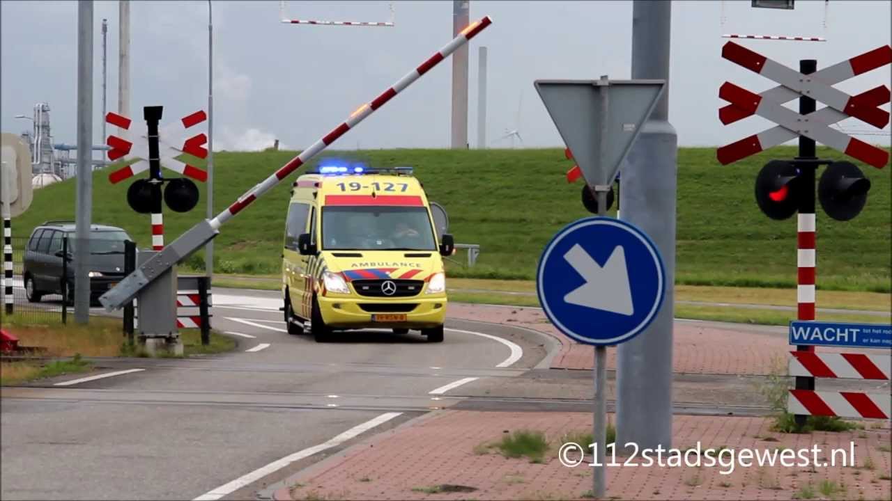 Ambulance met spoed moet wachten op goederentrein