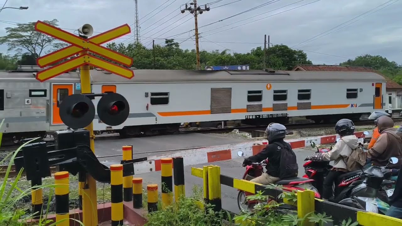 Palang pintu perlintasan kereta api || railroad crossing || ka fajar utama Yogyakarta 
