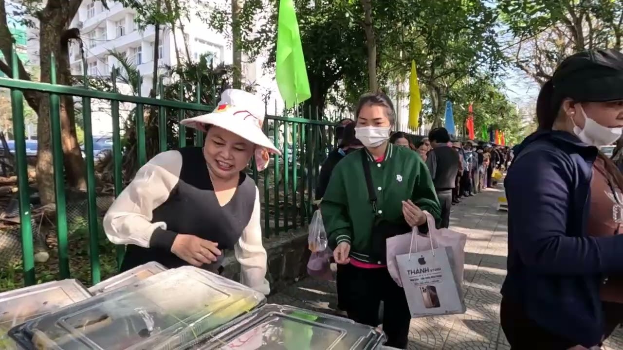 Buổi mời cơm quá vui vẻ , bà con đón nhận tấm lòng Cô Phụng từ Hoa Kỳ |Trân Trân Huế thương