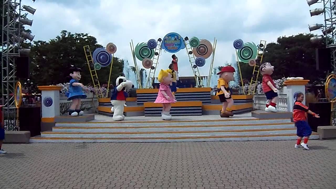 Peanuts Party in the Plaza @ Kings Island 07/20/13