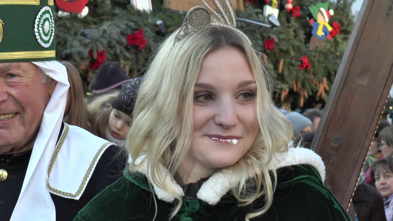 Christmarkt in Freiberg mit traditionellen Stollenanschnitt 2018