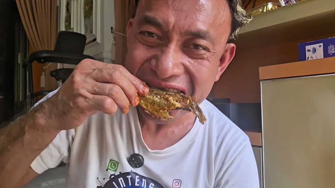Perpaduan Nikmat Ikan Goreng Renyah dan Lalap Petai #fyp #viral #reels #viralvideo #mugbag