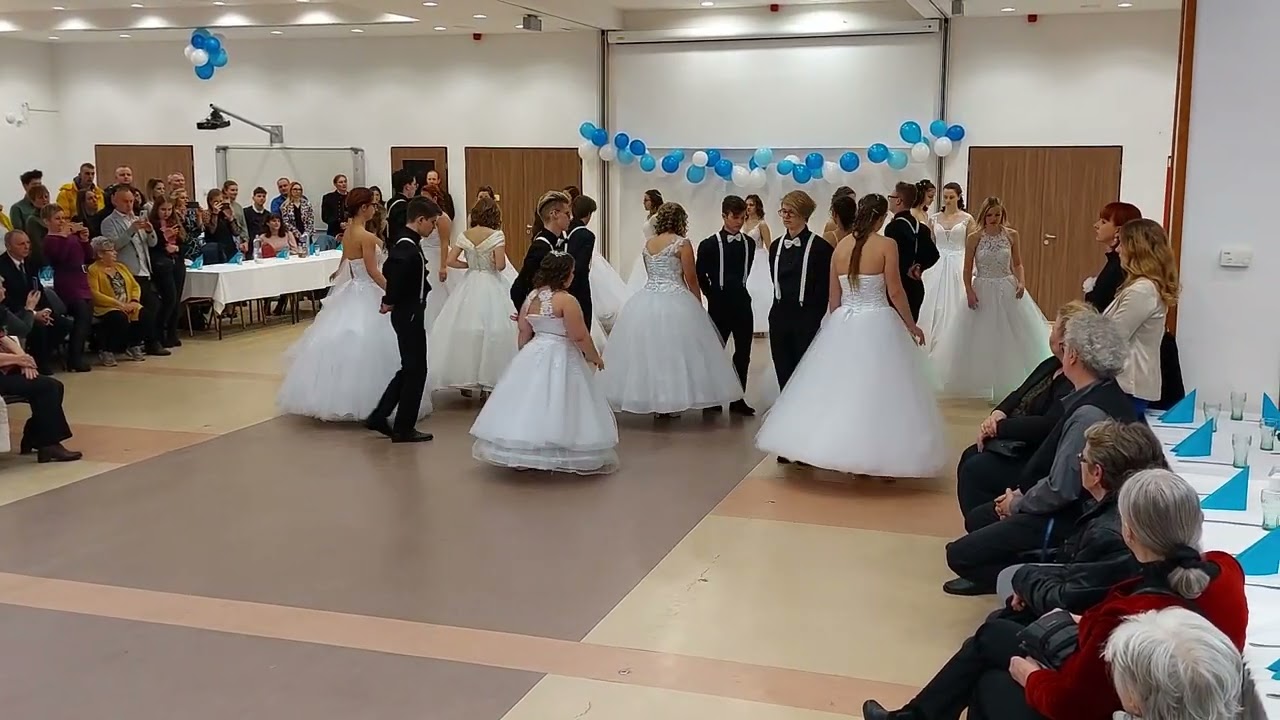 EKKE Gyakorló Iskola 10.C osztály tánca 