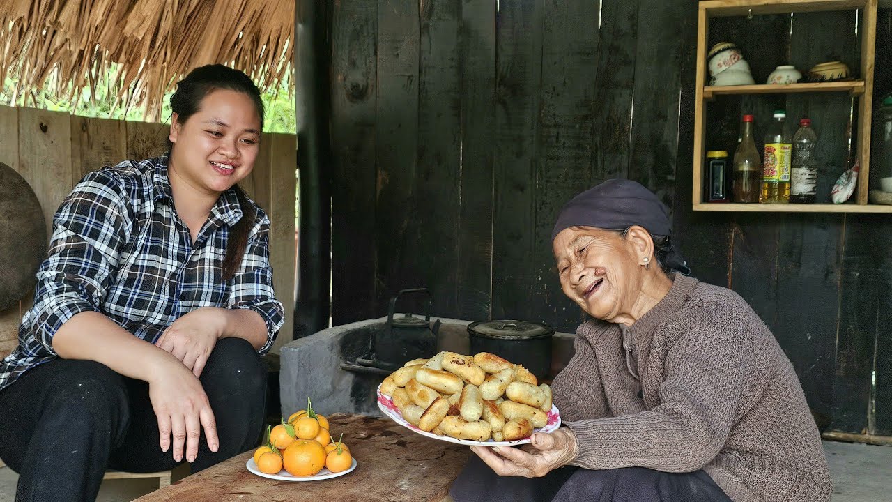 The old woman tasted sweet potato cake made by the homeless girl for the first time.