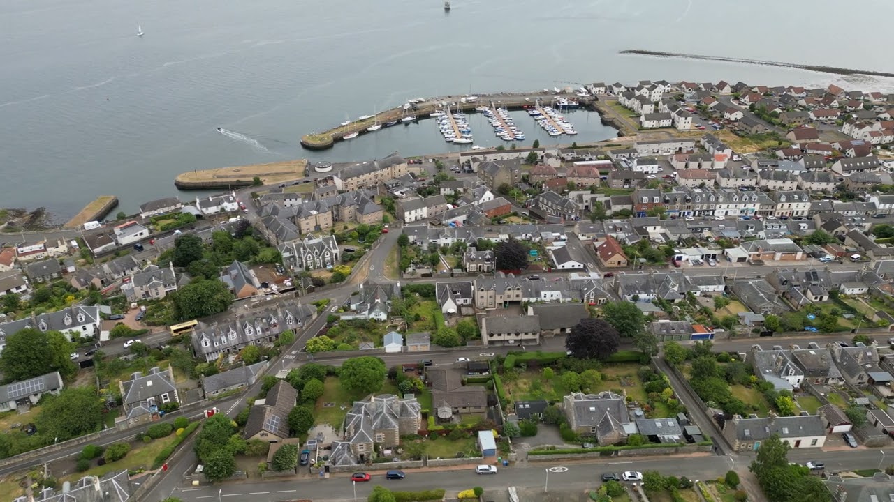 Sideways belt around Tayport