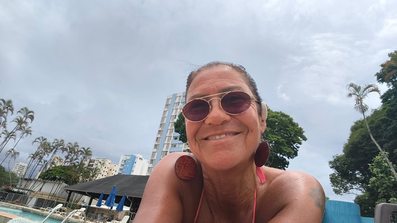 Uma mulher querendo me derrubar😀