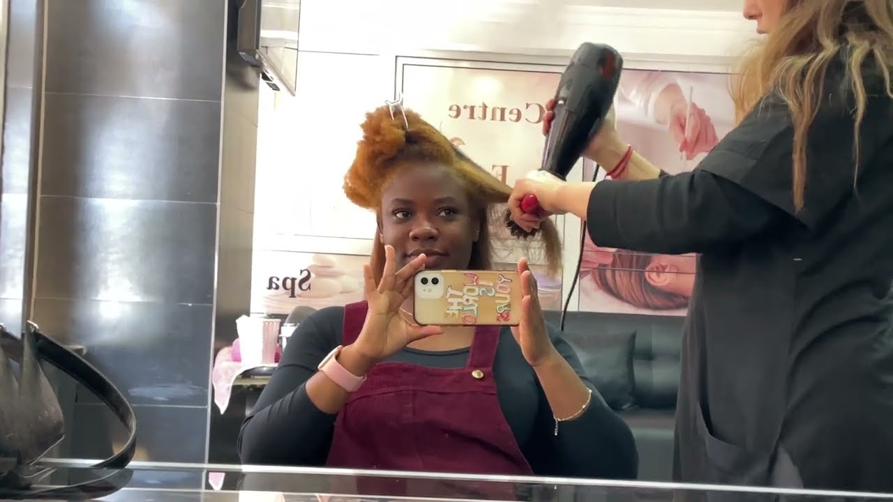 Black girl gets hair done at a Moroccan salon // living in Morocco as a foreigner