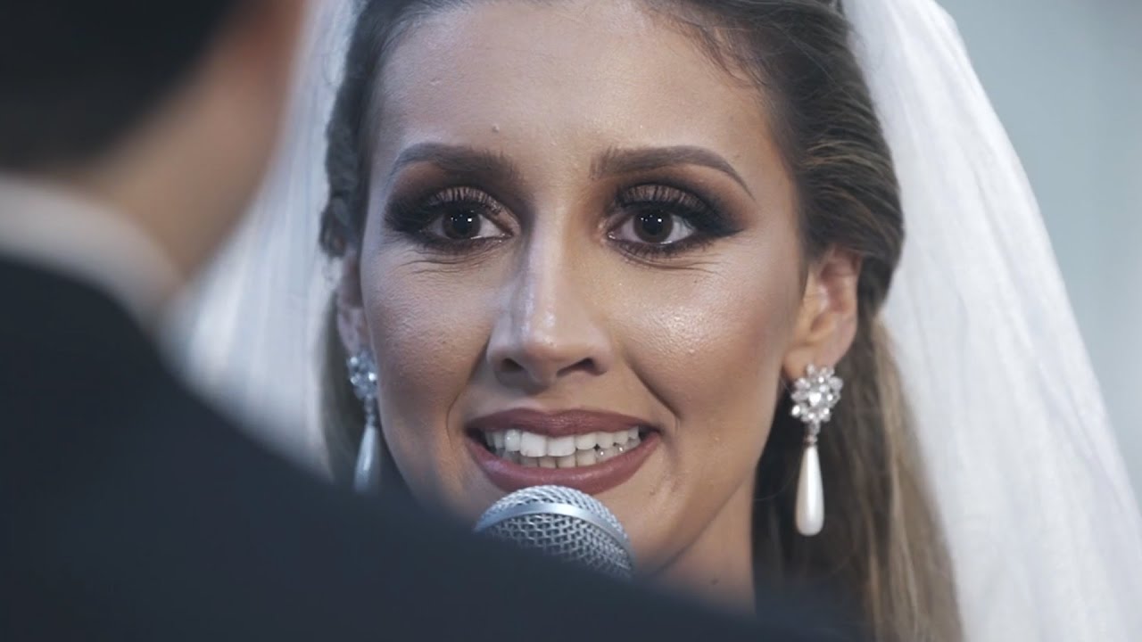 Com vozeirão, noiva canta  em cerimonia de casamento e emociona os convidados